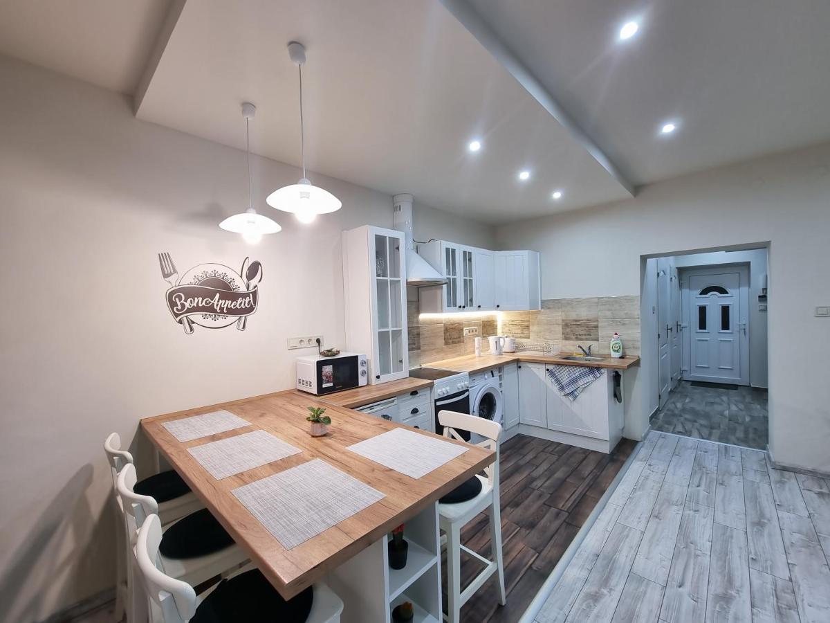 High Street Apartman Мішкольц Екстер'єр фото
