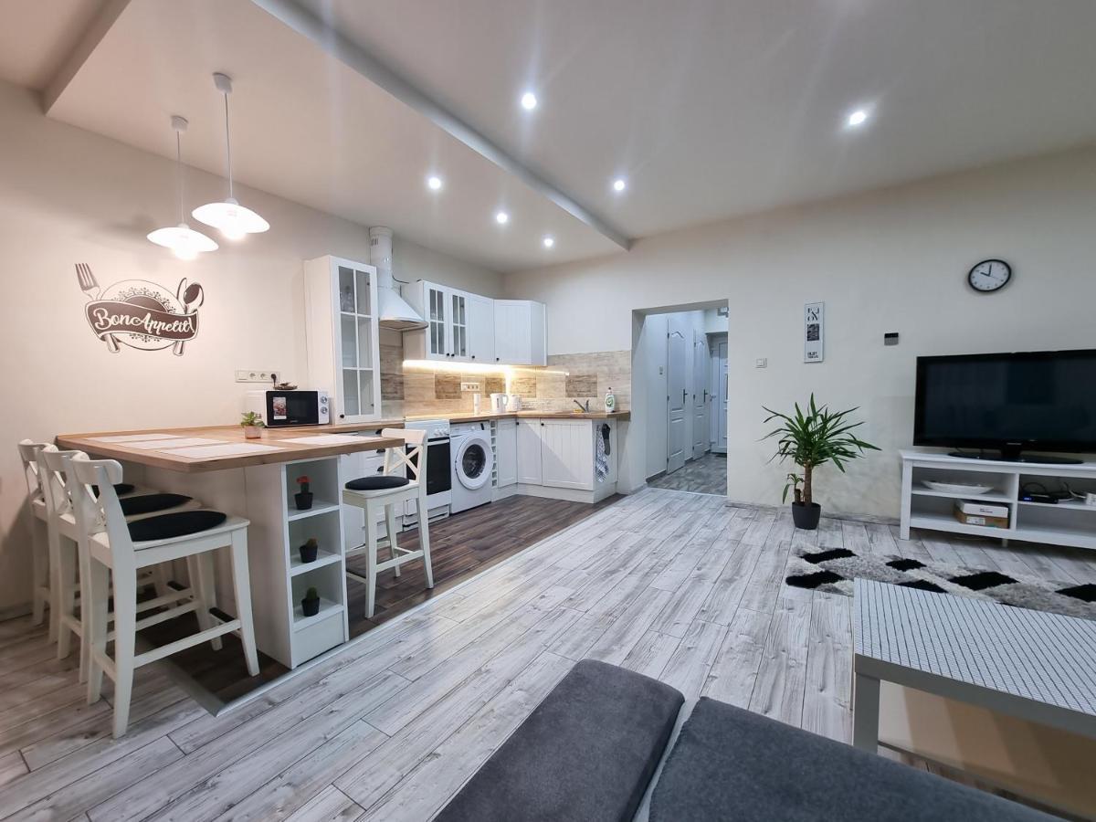 High Street Apartman Мішкольц Екстер'єр фото